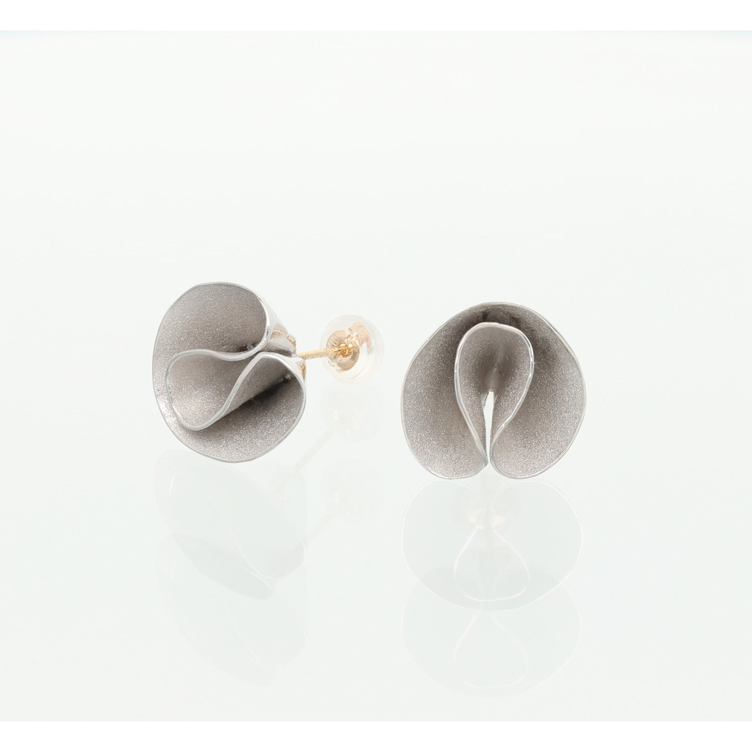 SV925 豊かに広がるドレープ ピアス|GSV1035WH