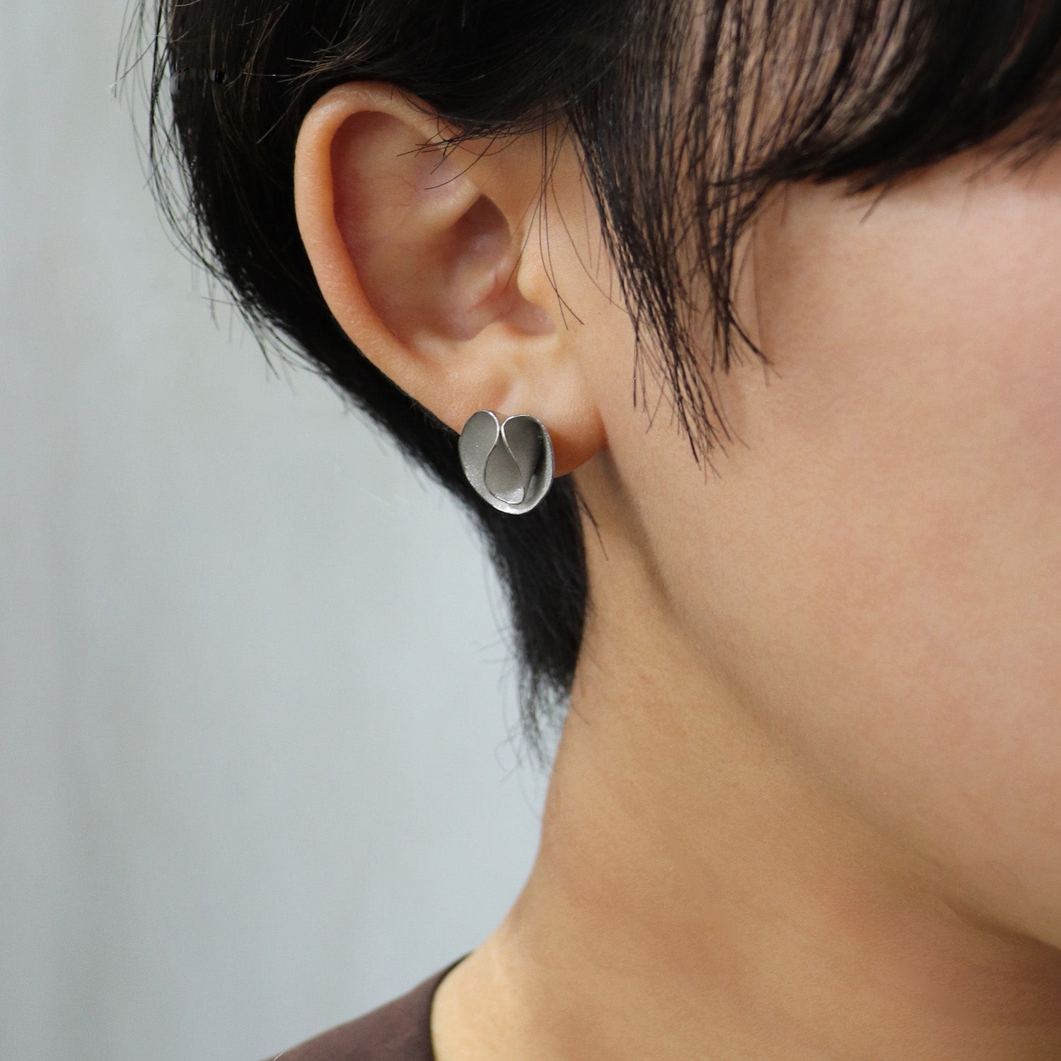 SV925 豊かに広がるドレープ ピアス|GSV1035WH