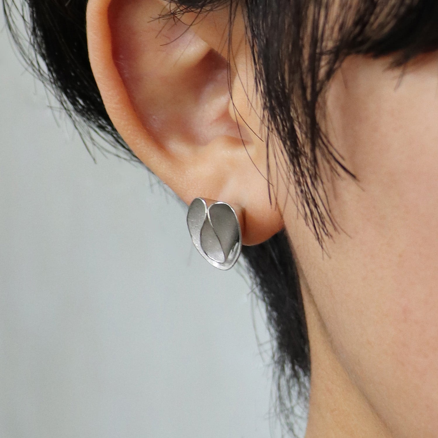 SV925 豊かに広がるドレープ ピアス|GSV1035WH