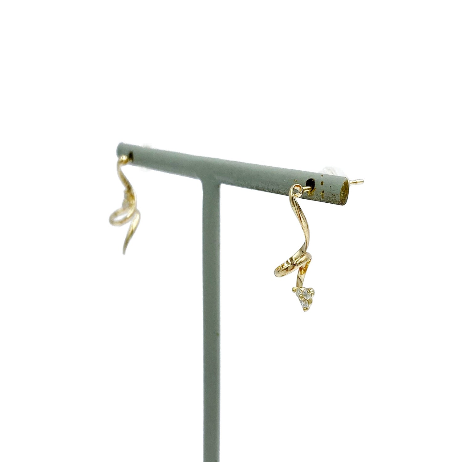 K10 or K18 フラワー型メレダイヤモンド ピアス|GD3035