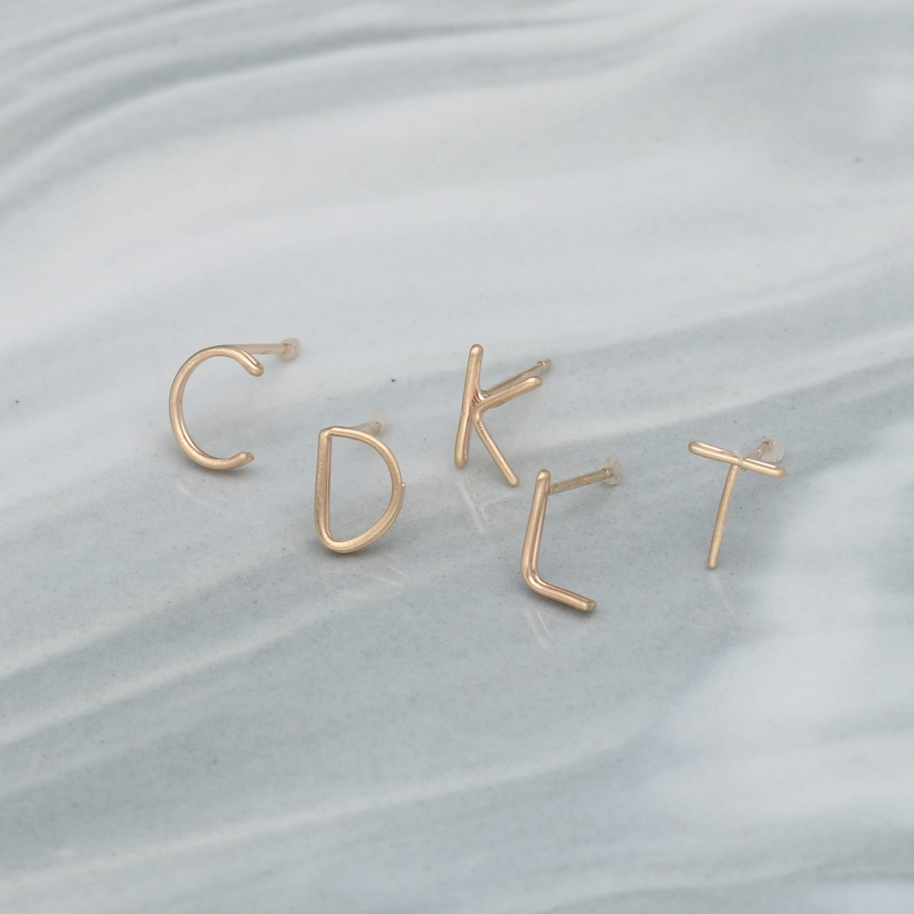 K10 イニシャル ピアス|GD-3143A~Z