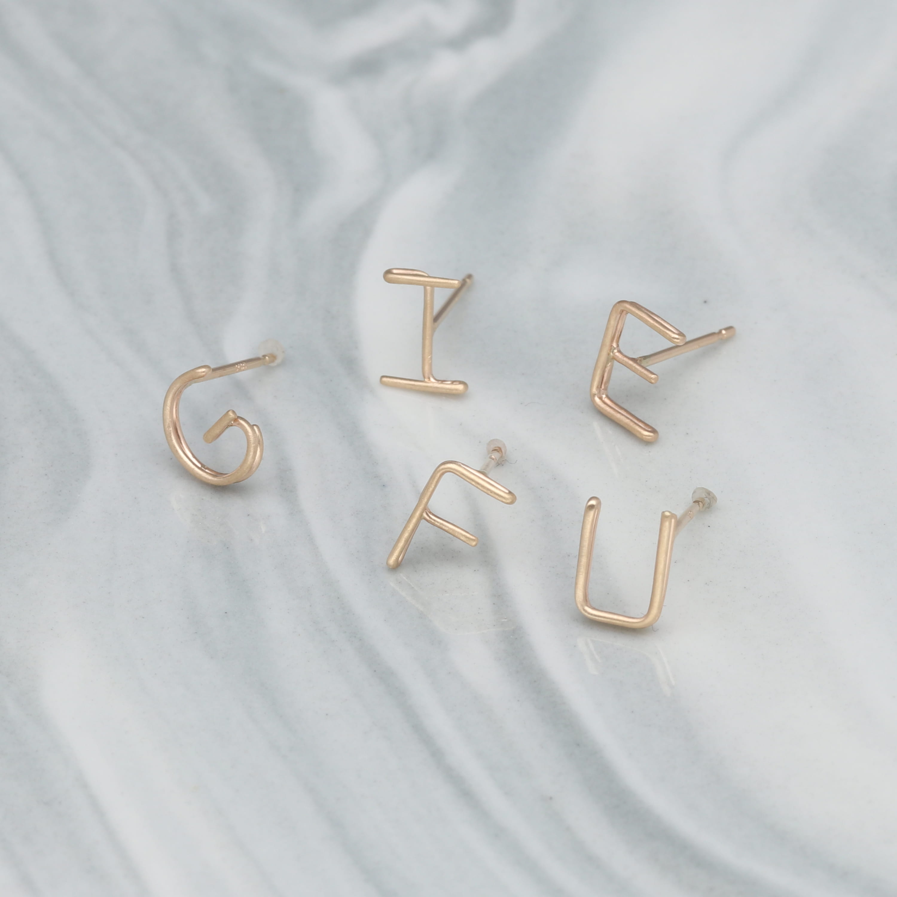 K10 イニシャル ピアス|GD-3143A~Z