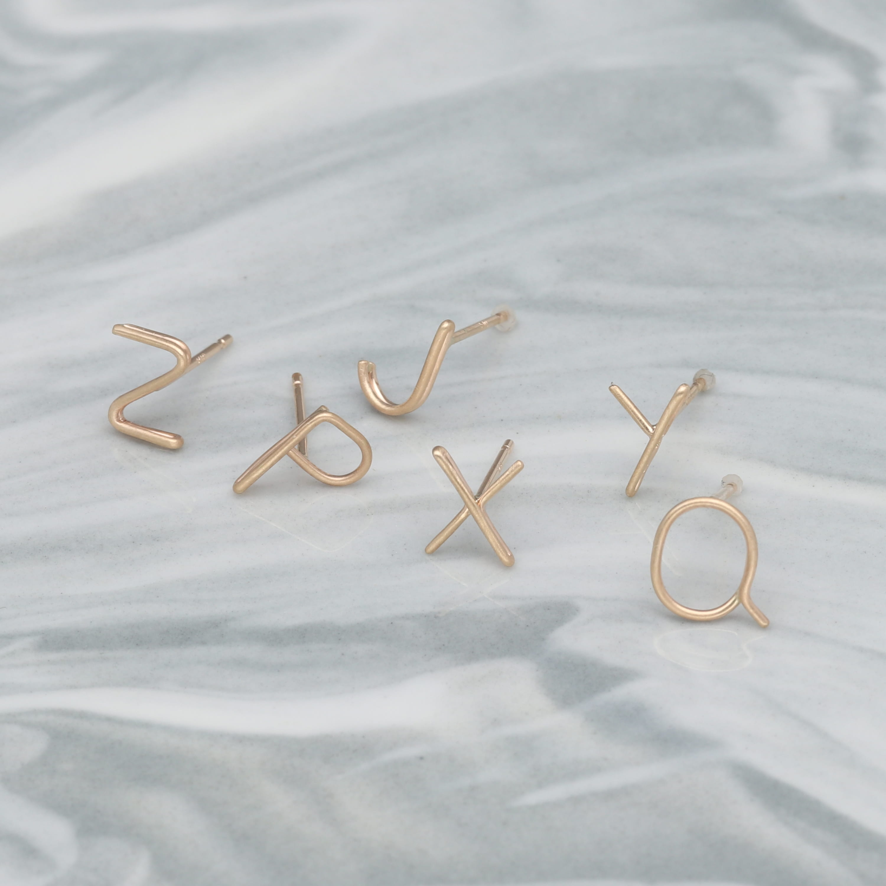 K10 イニシャル ピアス|GD-3143A~Z