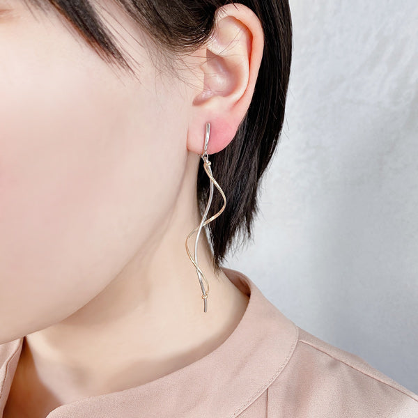 K14GF/SV コントラストで魅せる イヤリング|GFE4122WY