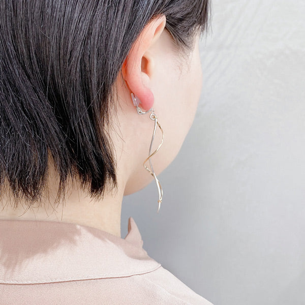 K14GF/SV コントラストで魅せる イヤリング|GFE4122WY