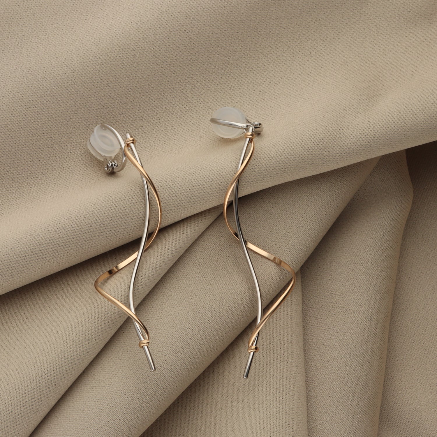 K14GF/SV コントラストで魅せる イヤリング|GFE4122WY