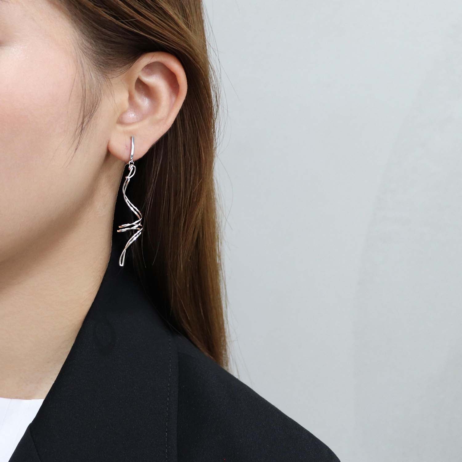 K14GF/SV 巡りのかたち イヤリング|GFE4173WH