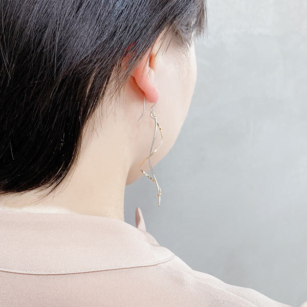 K14GF コントラストで魅せる ピアス|GFP1305WY