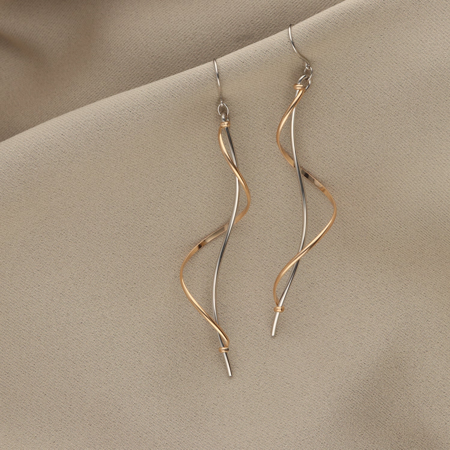 K14GF コントラストで魅せる ピアス|GFP1305WY