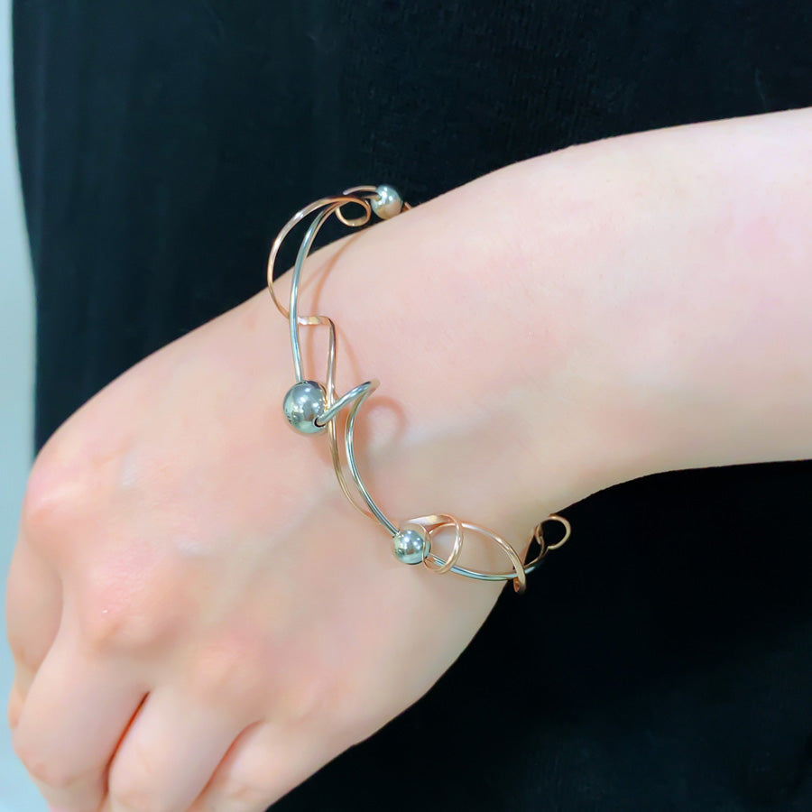 K14GF 躍動的に咲く マグネットバングル|GFP3042PW