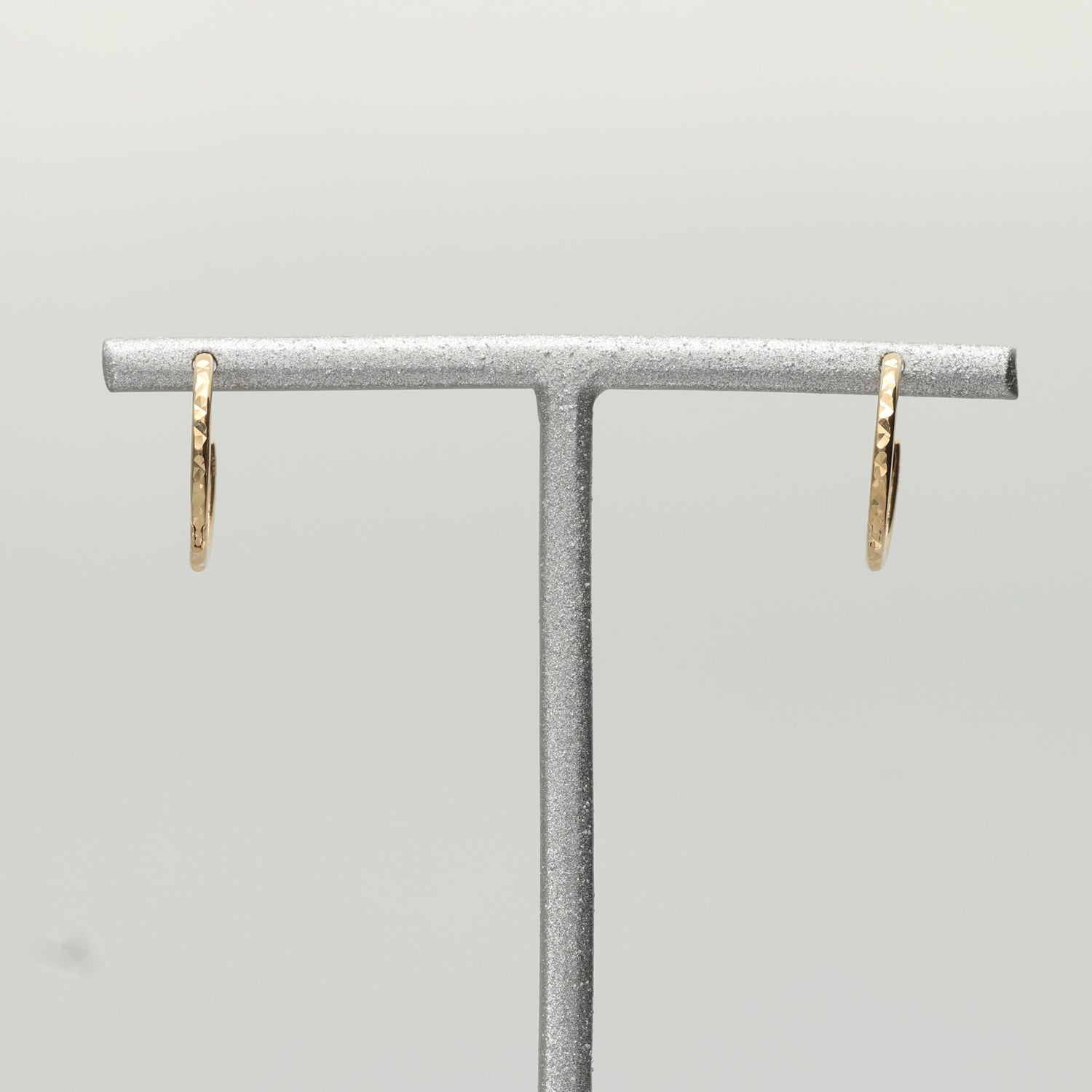 K18 中折れ式 カットテクスチャー ピアス|GHA1074