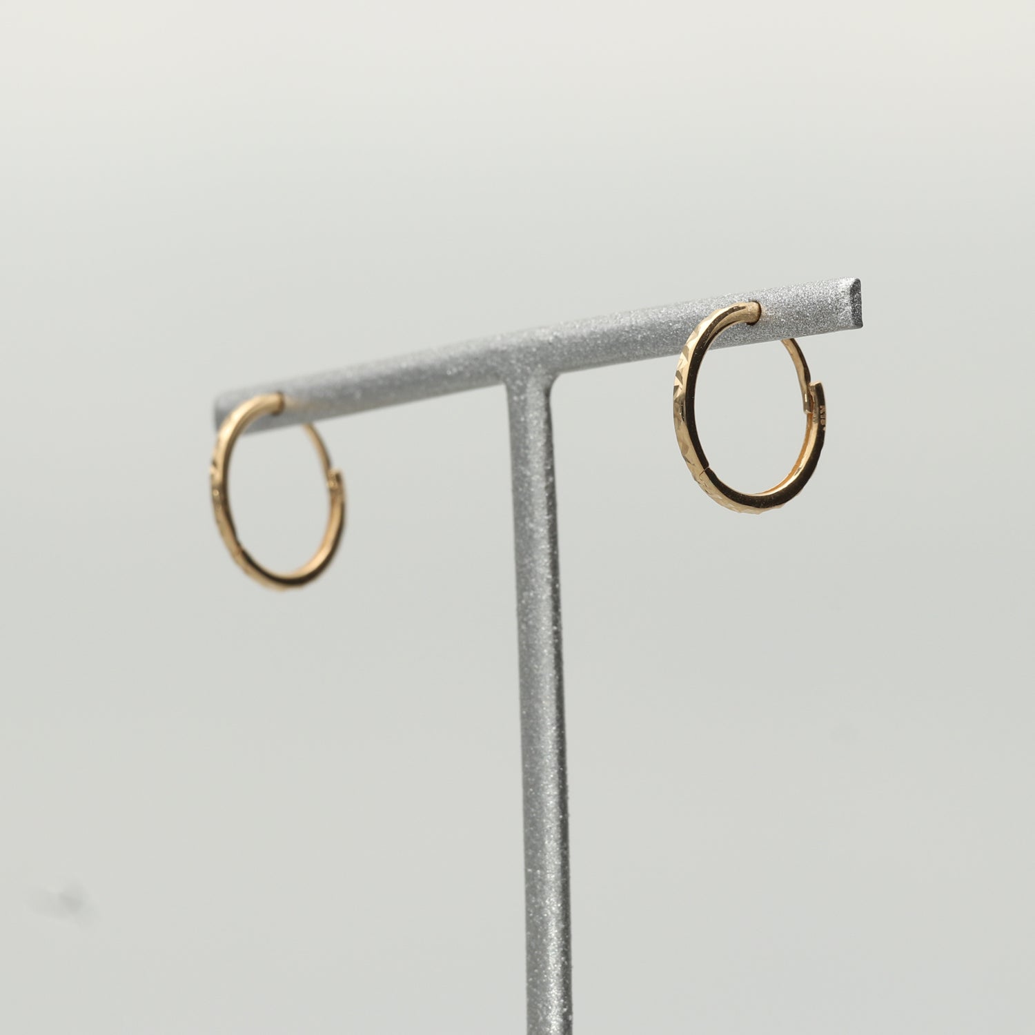 K18 中折れ式 カットテクスチャー ピアス|GHA1074