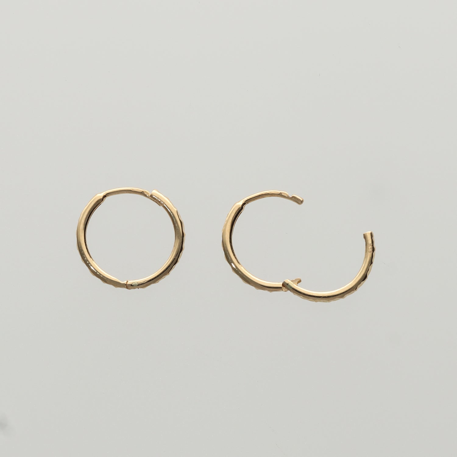 K18 中折れ式 カットテクスチャー ピアス|GHA1074