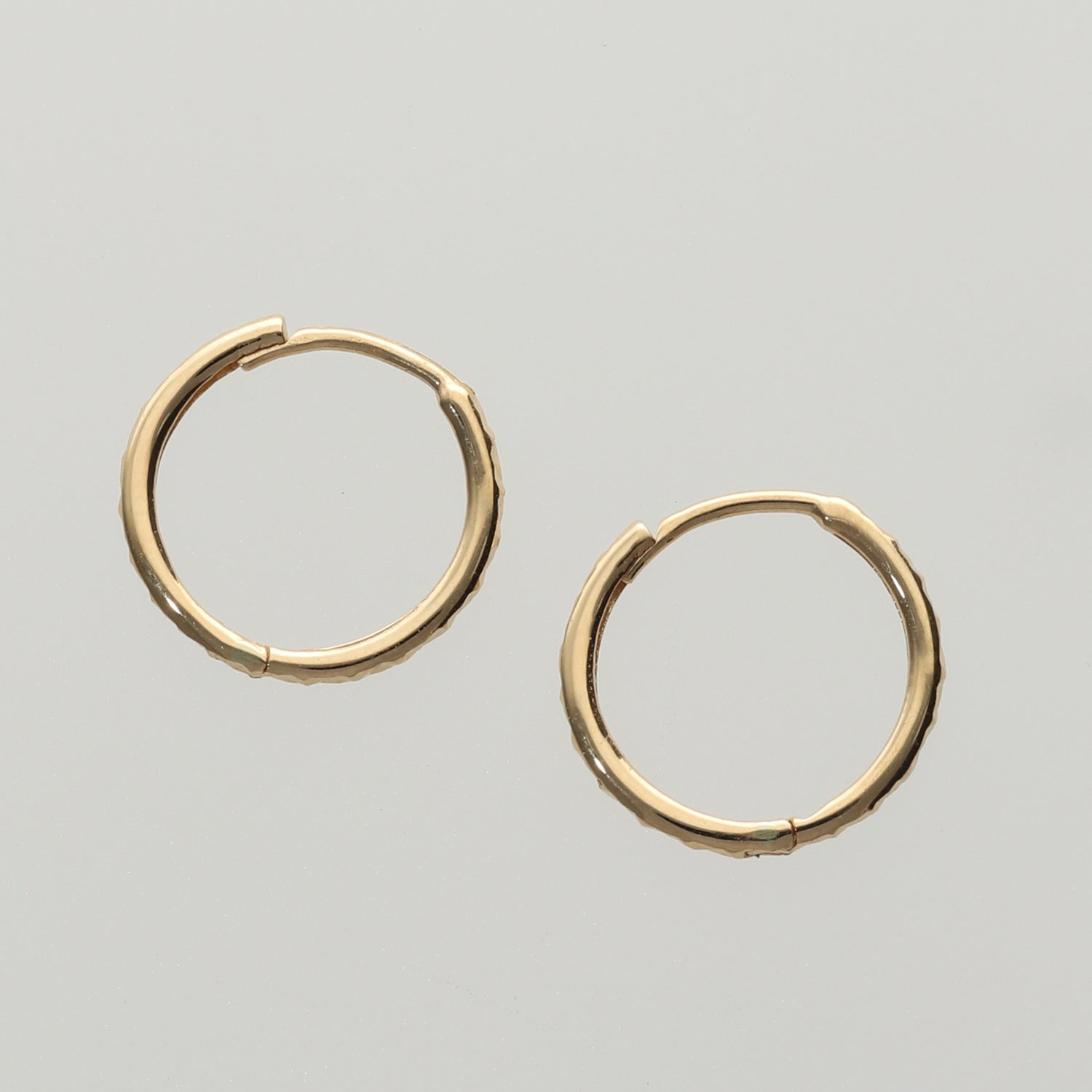 K18 中折れ式 カットテクスチャー ピアス|GHA1074