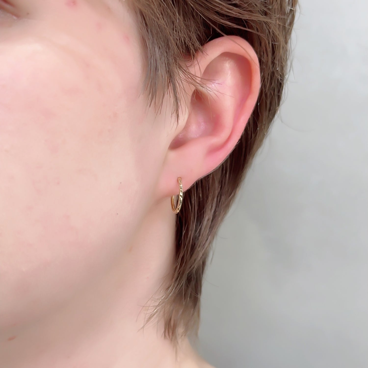 K18 中折れ式 カットテクスチャー ピアス|GHA1074