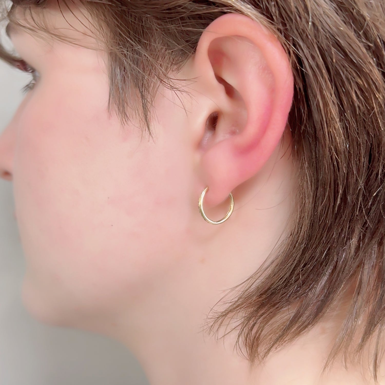 K18 中折れ式 カットテクスチャー ピアス|GHA1074