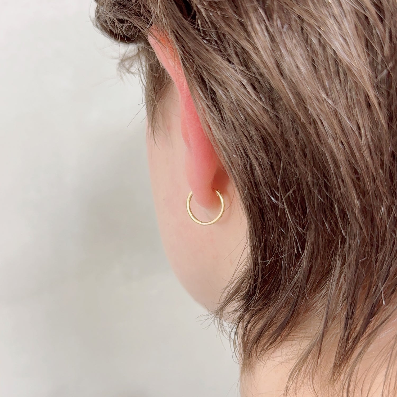 K18 中折れ式 カットテクスチャー ピアス|GHA1074