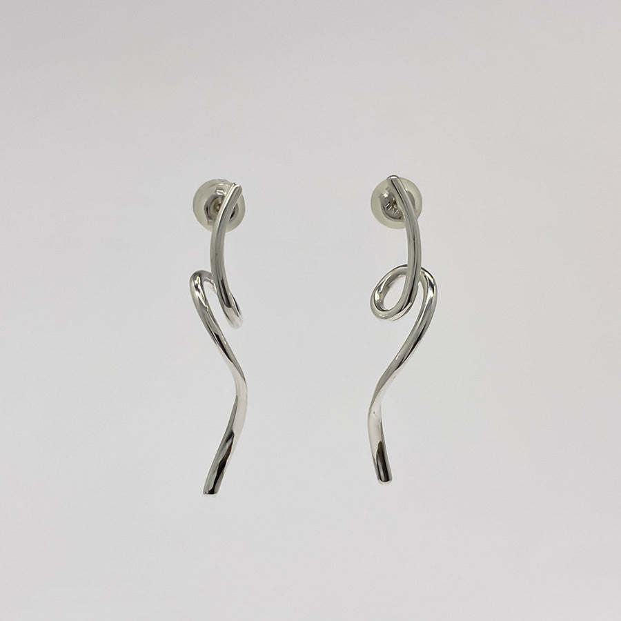 SV999/K18 純銀の流れるライン ピアス|GSV1030