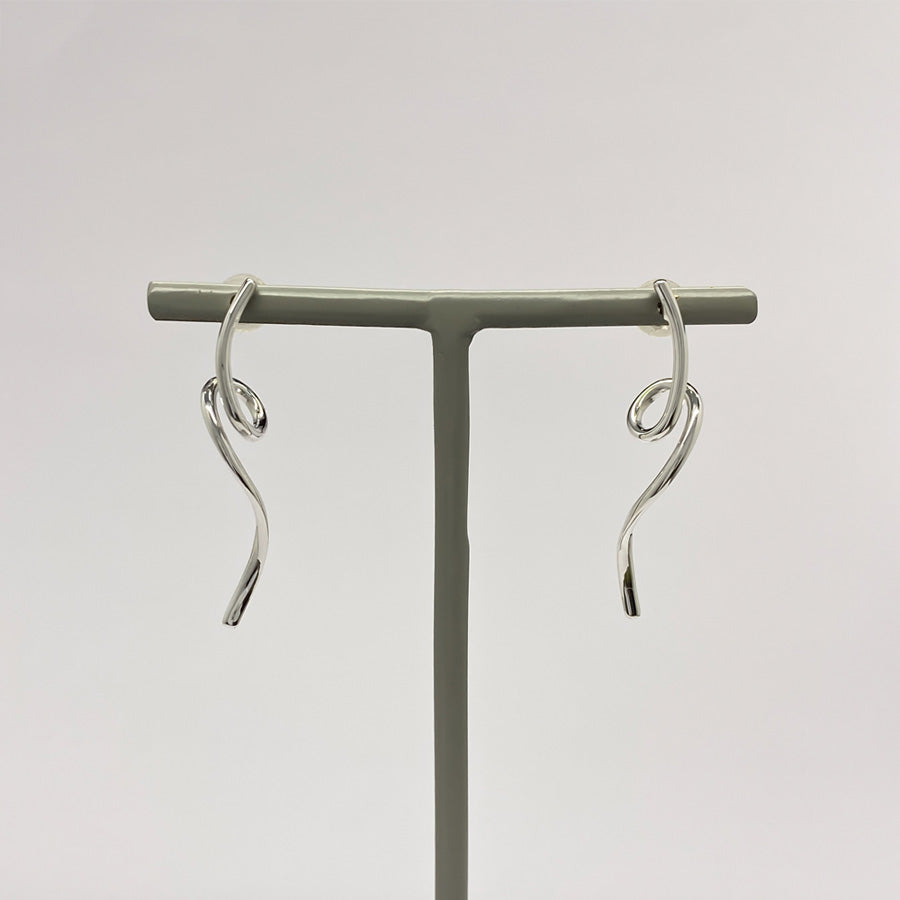 SV999/K18 純銀の流れるライン ピアス|GSV1030