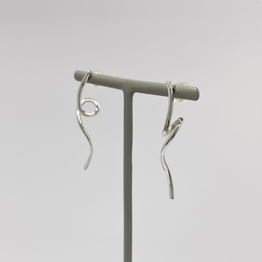 SV999/K18 純銀の流れるライン ピアス|GSV1030