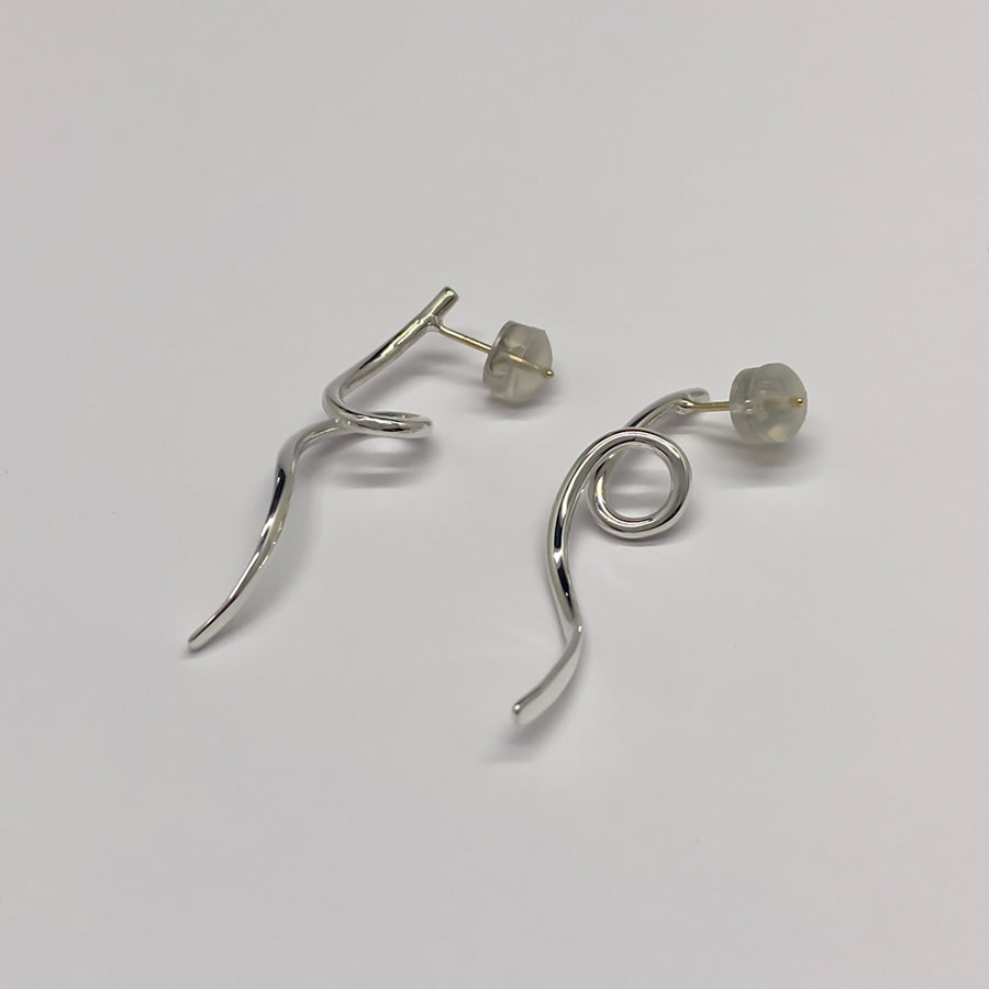 SV999/K18 純銀の流れるライン ピアス|GSV1030