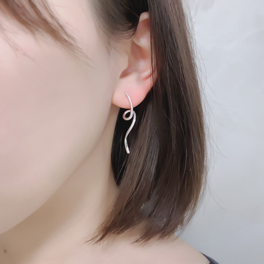 SV999/K18 純銀の流れるライン ピアス|GSV1030