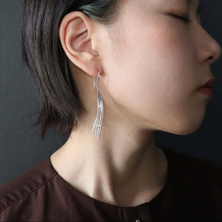 SV925 線に宿る光 ピアス|GSV1042WH