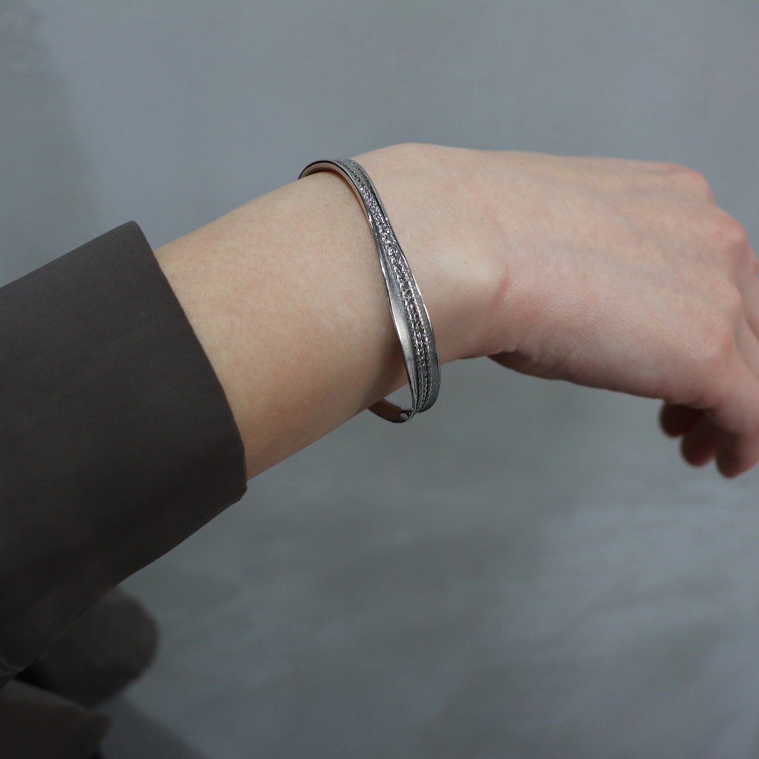 SV925 あふれる光を絡う バングル|GSV3011WH