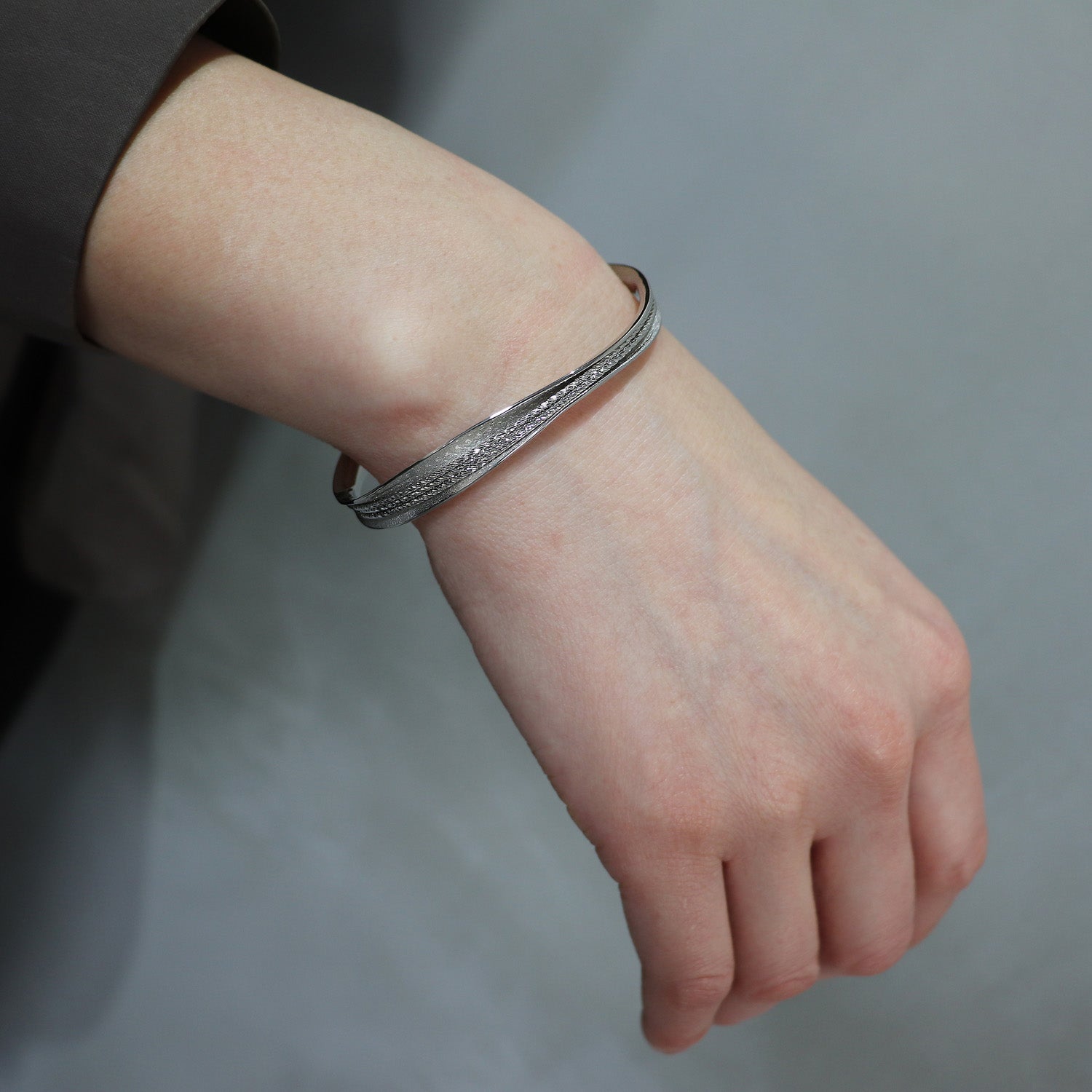 SV925 あふれる光を絡う バングル|GSV3011WH