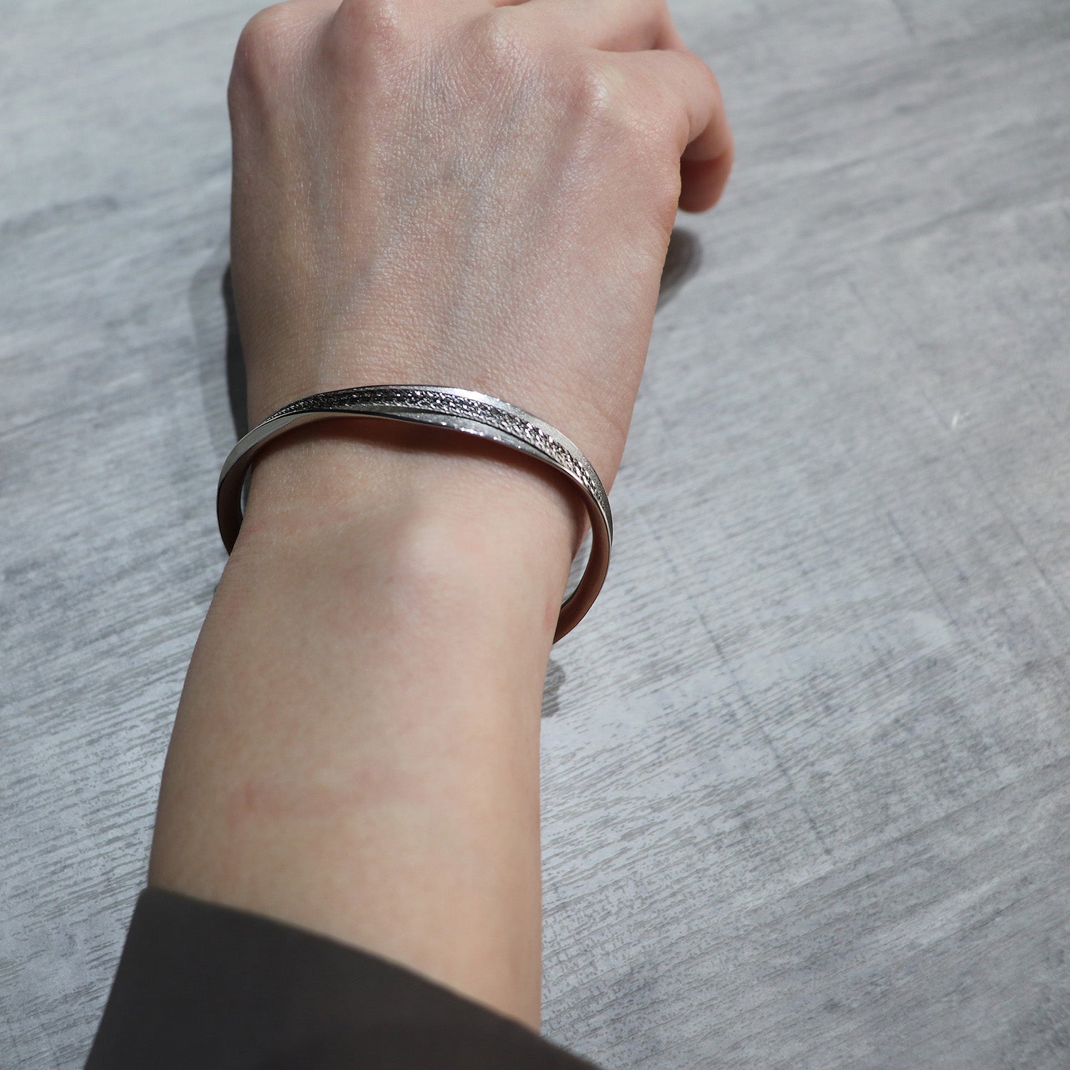 SV925 あふれる光を絡う バングル|GSV3011WH