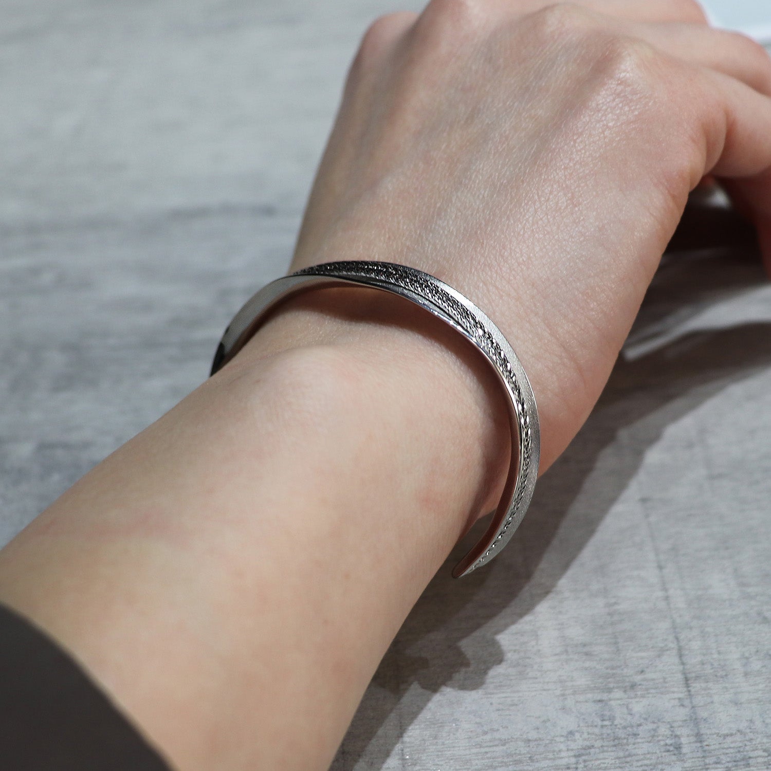 SV925 あふれる光を絡う バングル|GSV3011WH