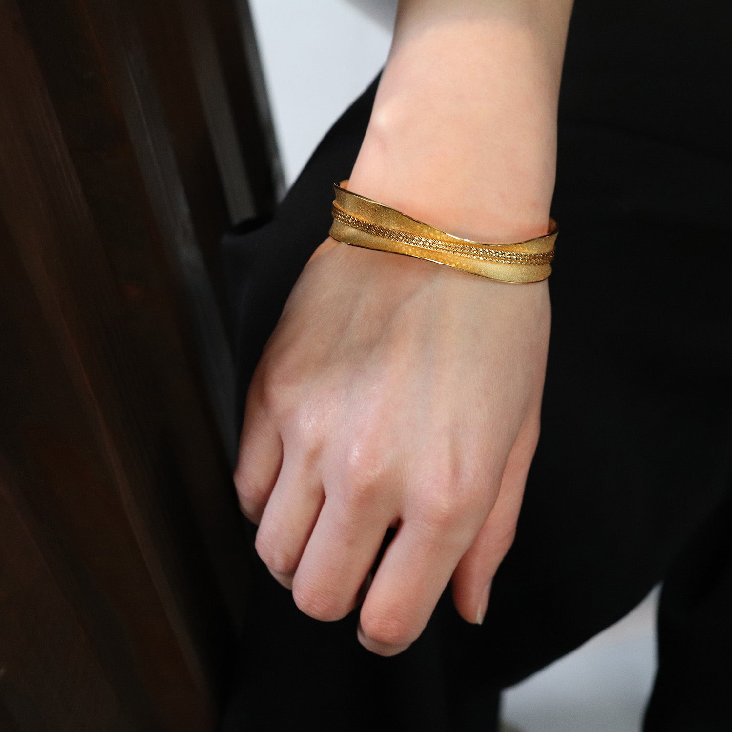 SV925 あふれる光を絡う バングル|GSV3012GD