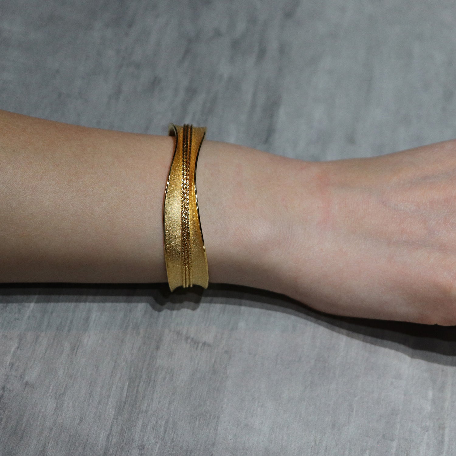 SV925 あふれる光を絡う バングル|GSV3012GD