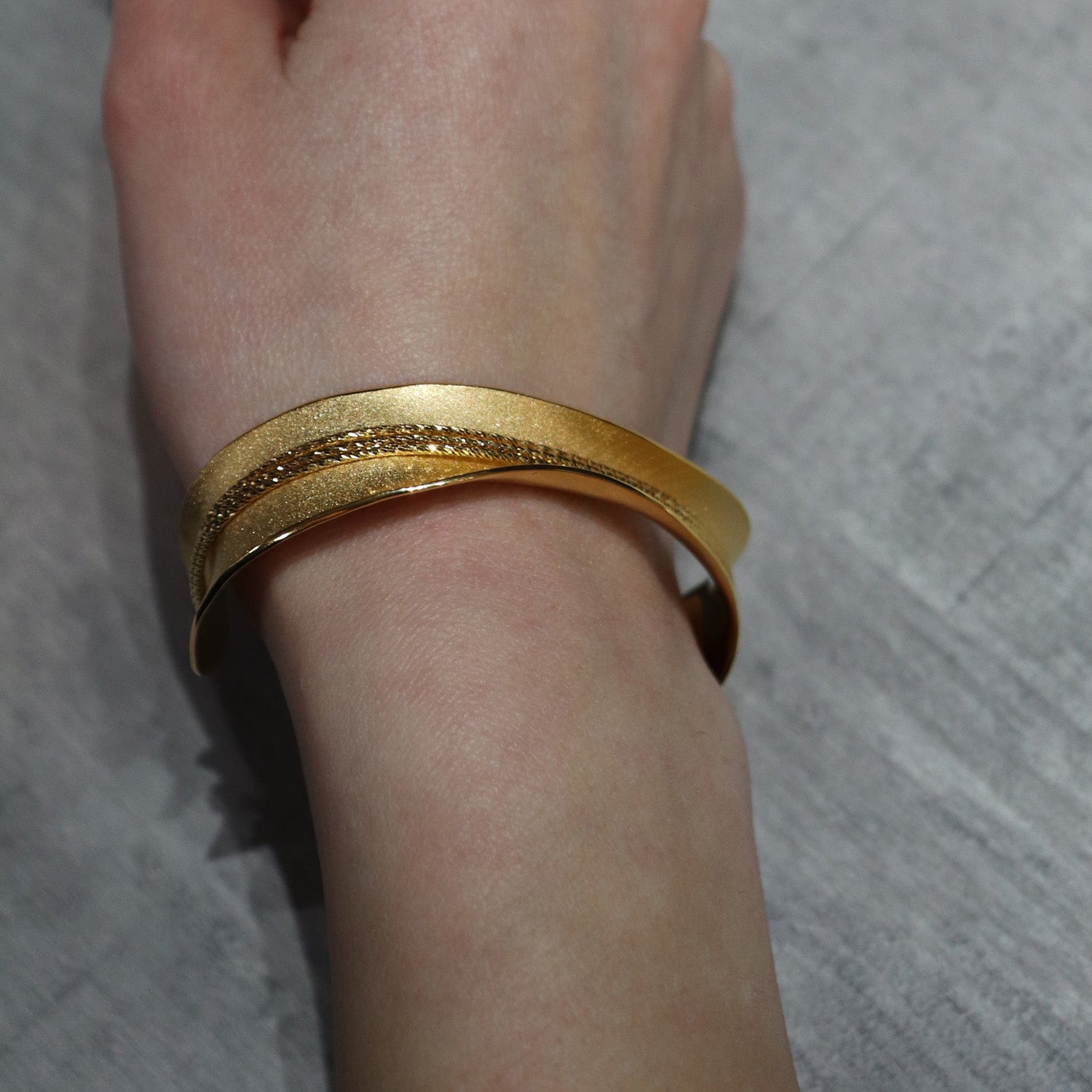 SV925 あふれる光を絡う バングル|GSV3012GD