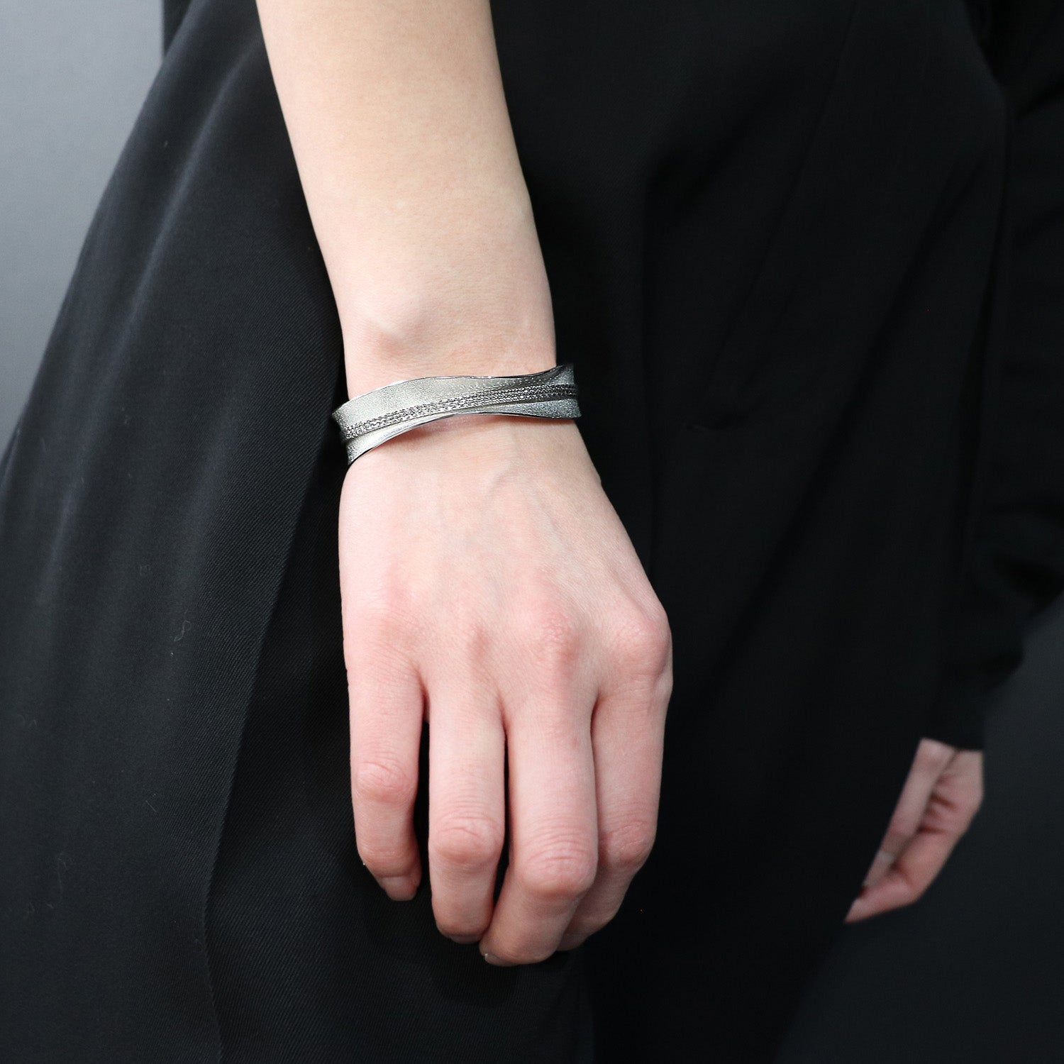 SV925 あふれる光を絡うバングル|GSV3012WH