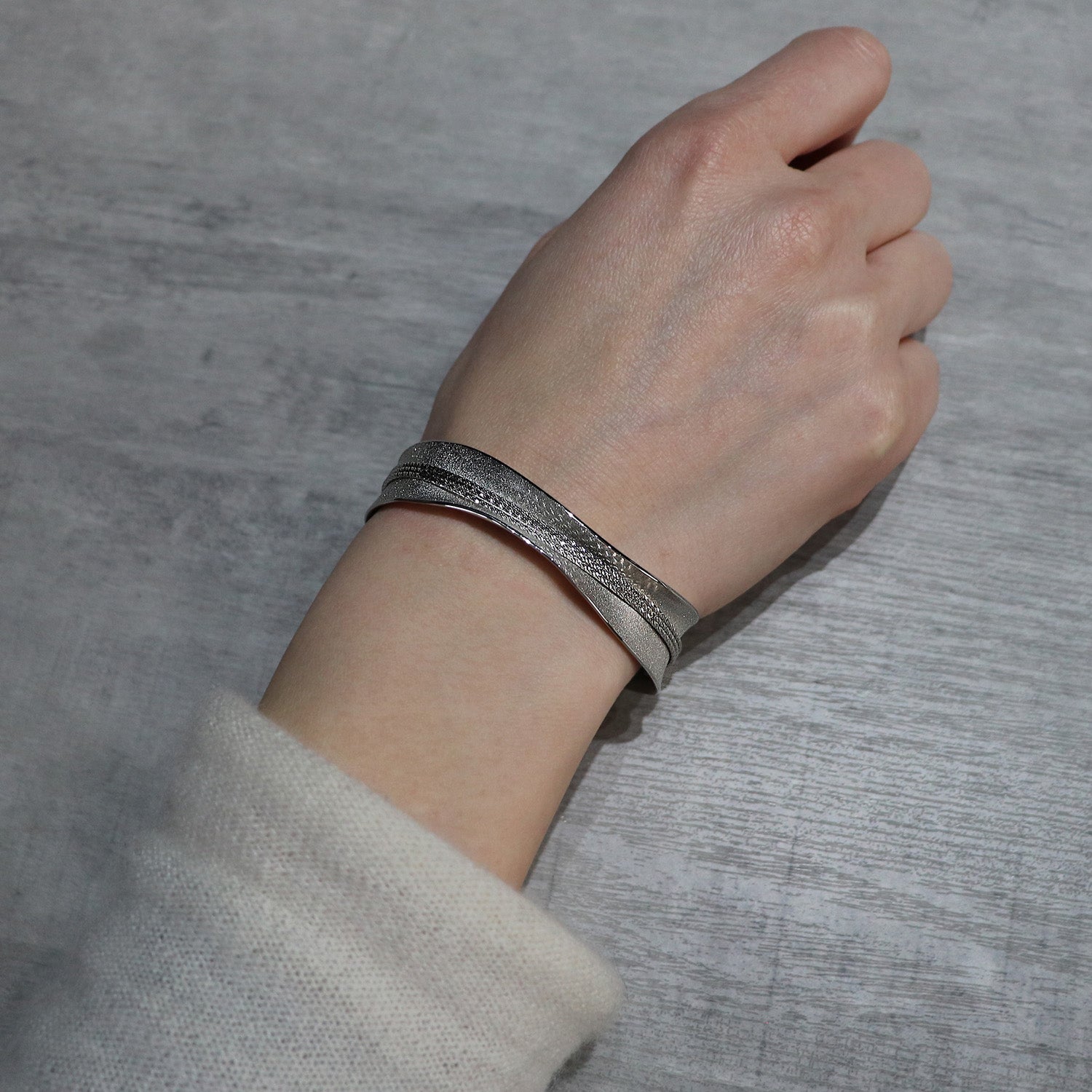 SV925 あふれる光を絡うバングル|GSV3012WH