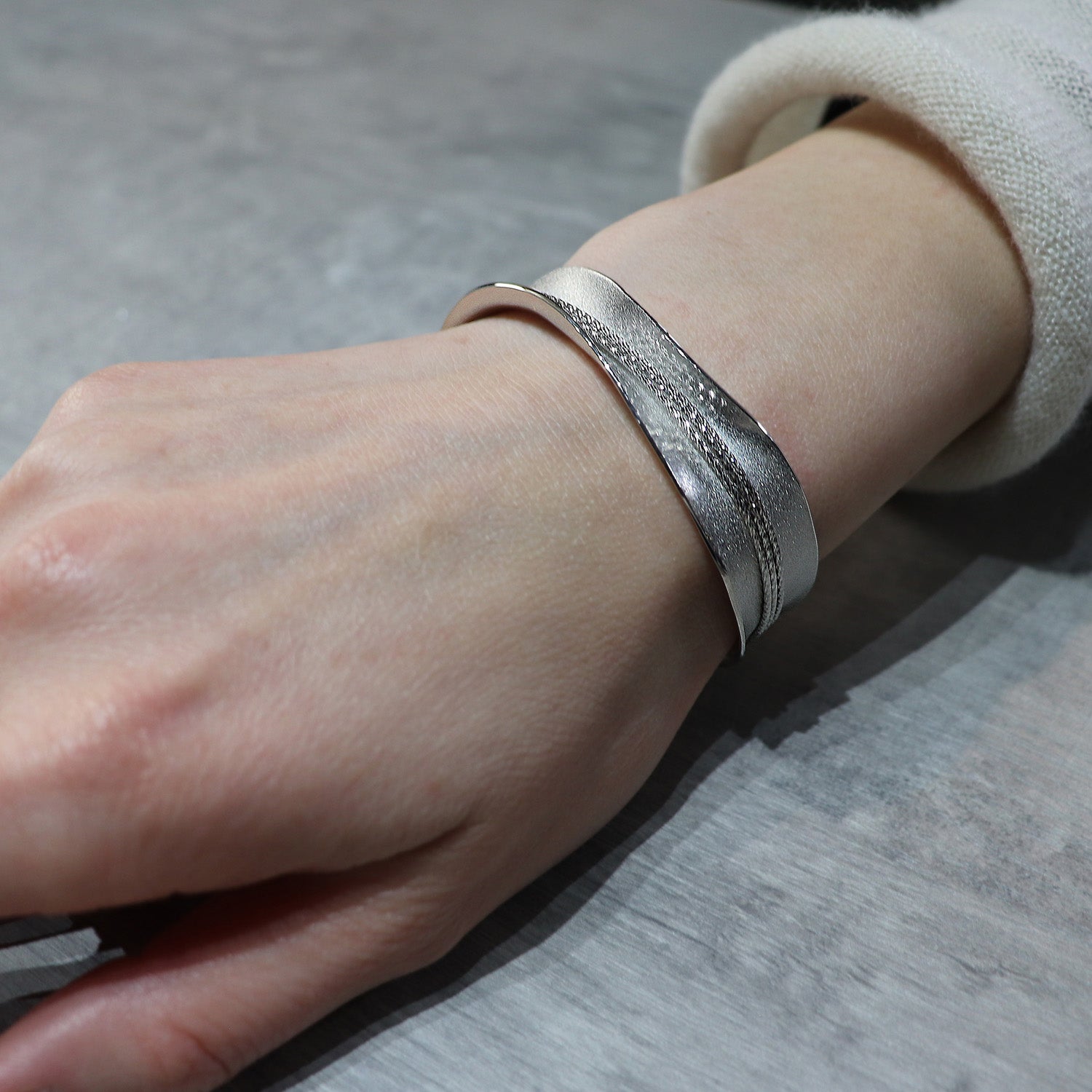 SV925 あふれる光を絡うバングル|GSV3012WH