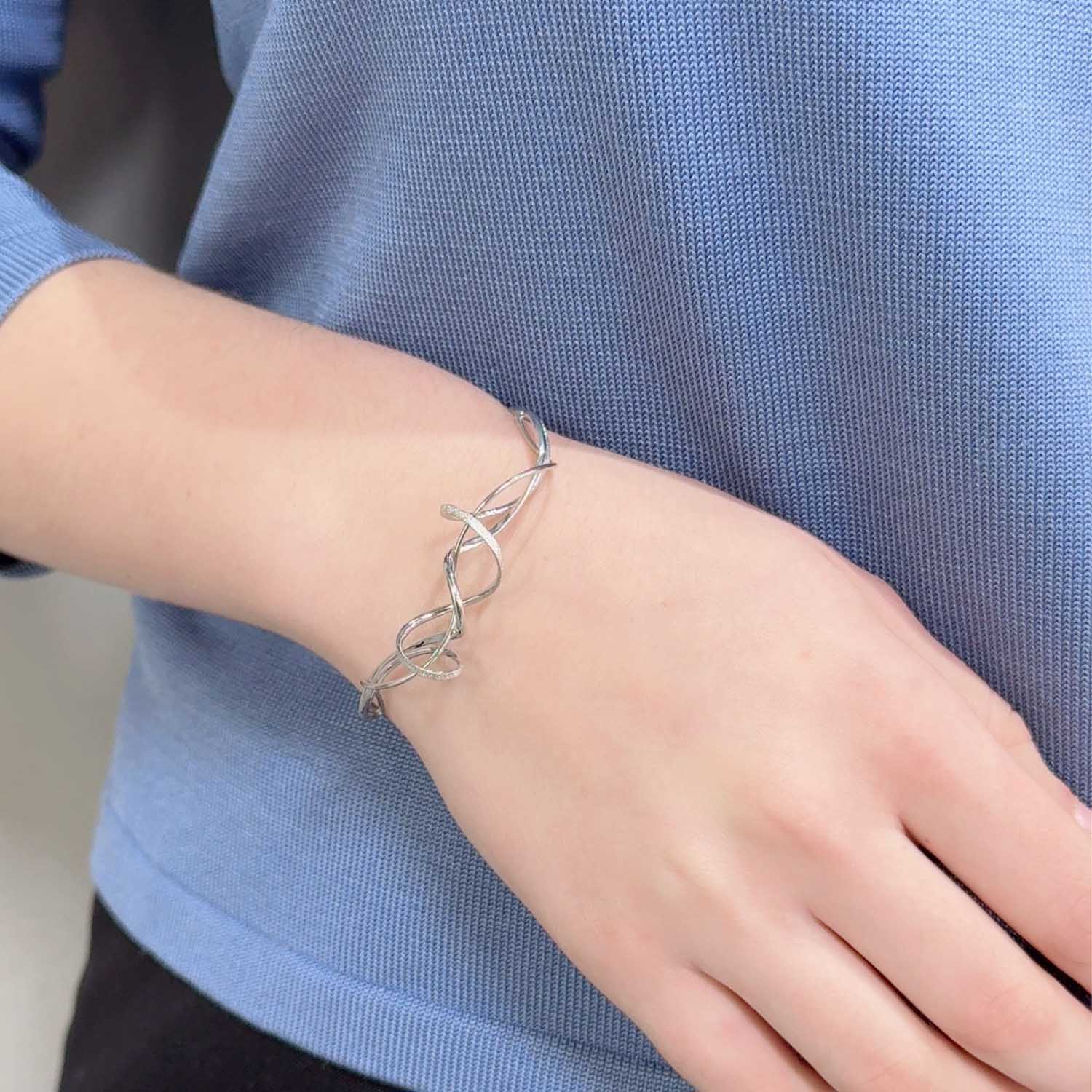 SV925 流れる躍動 バングルブレスレット|GSV3013WH