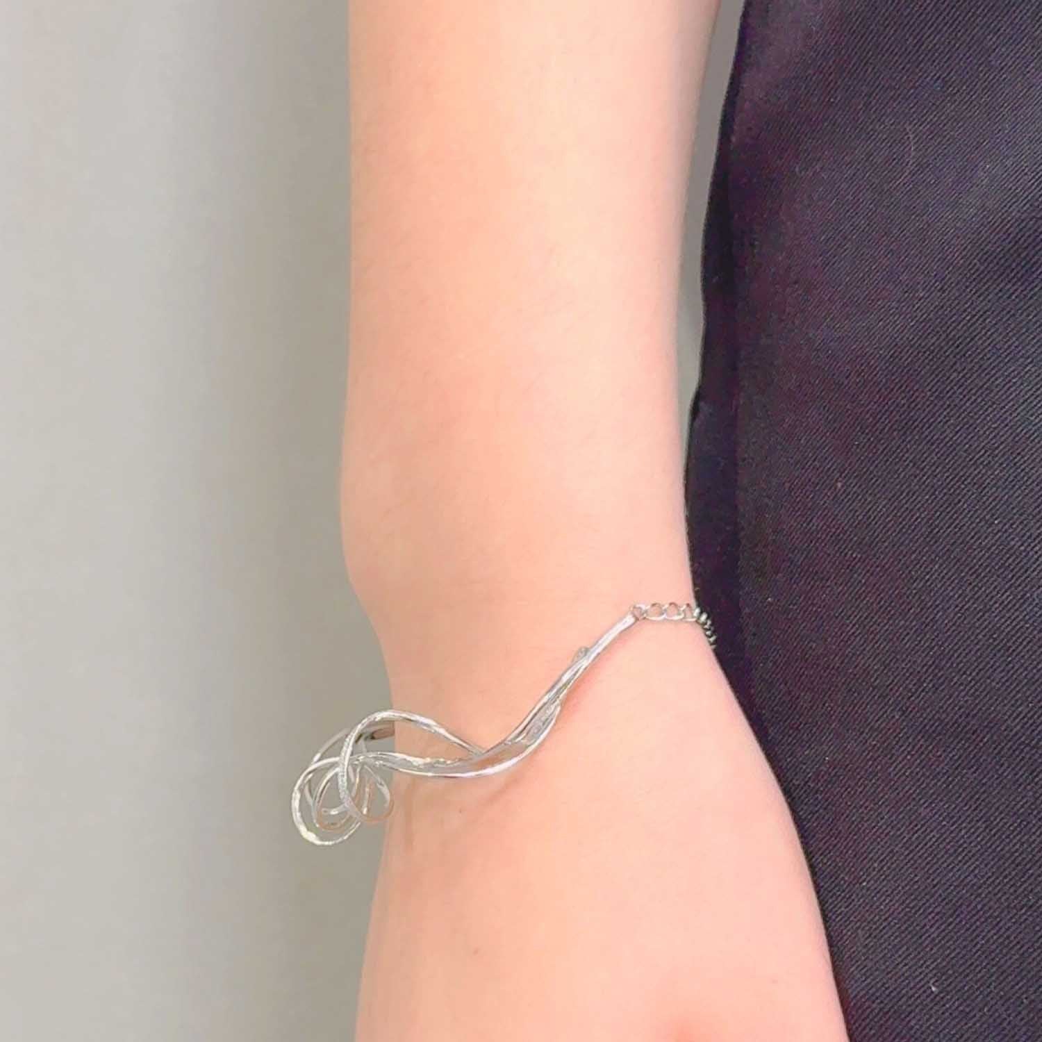 SV925 流れる躍動 バングルブレスレット|GSV3013WH