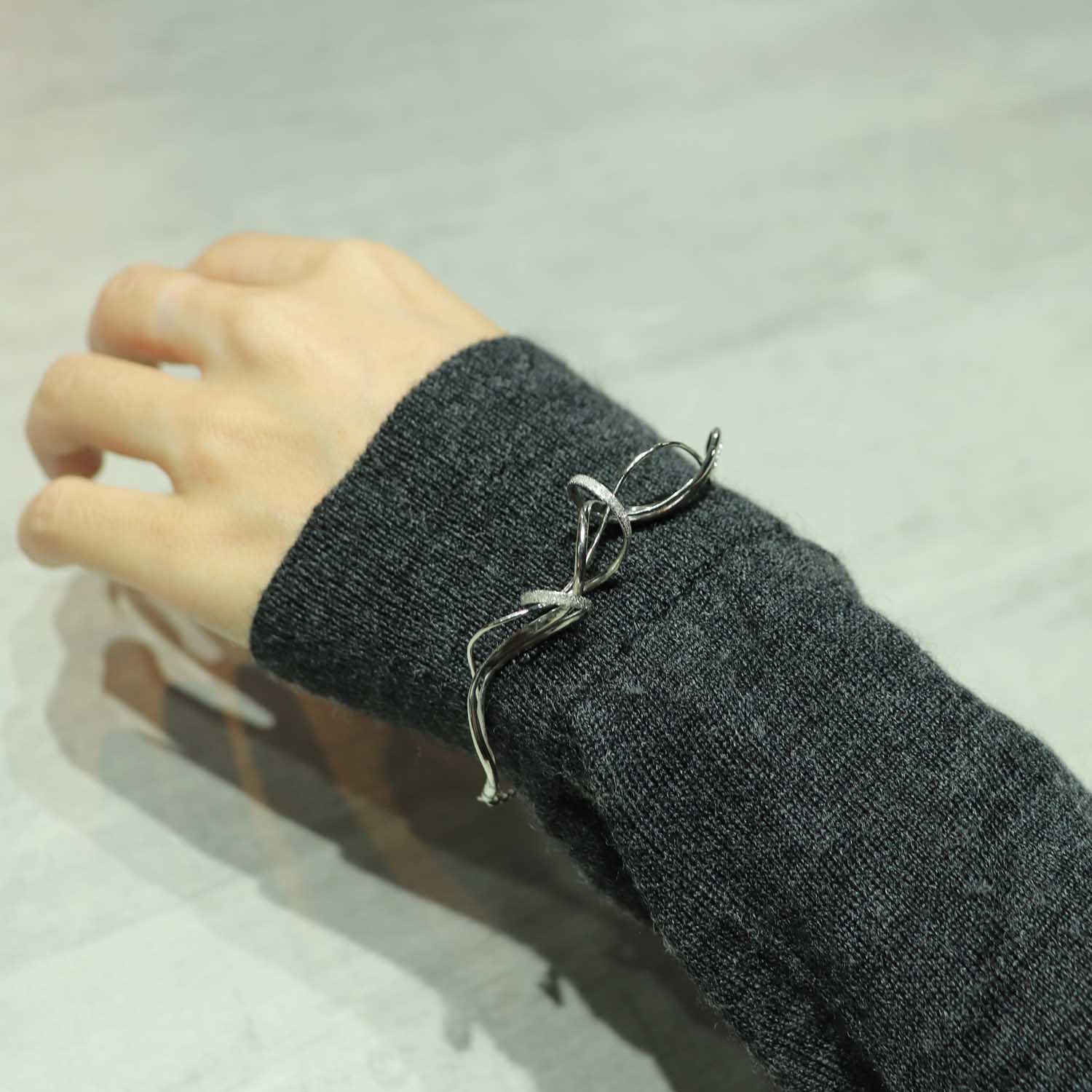 SV925 流れる躍動 バングルブレスレット|GSV3013WH