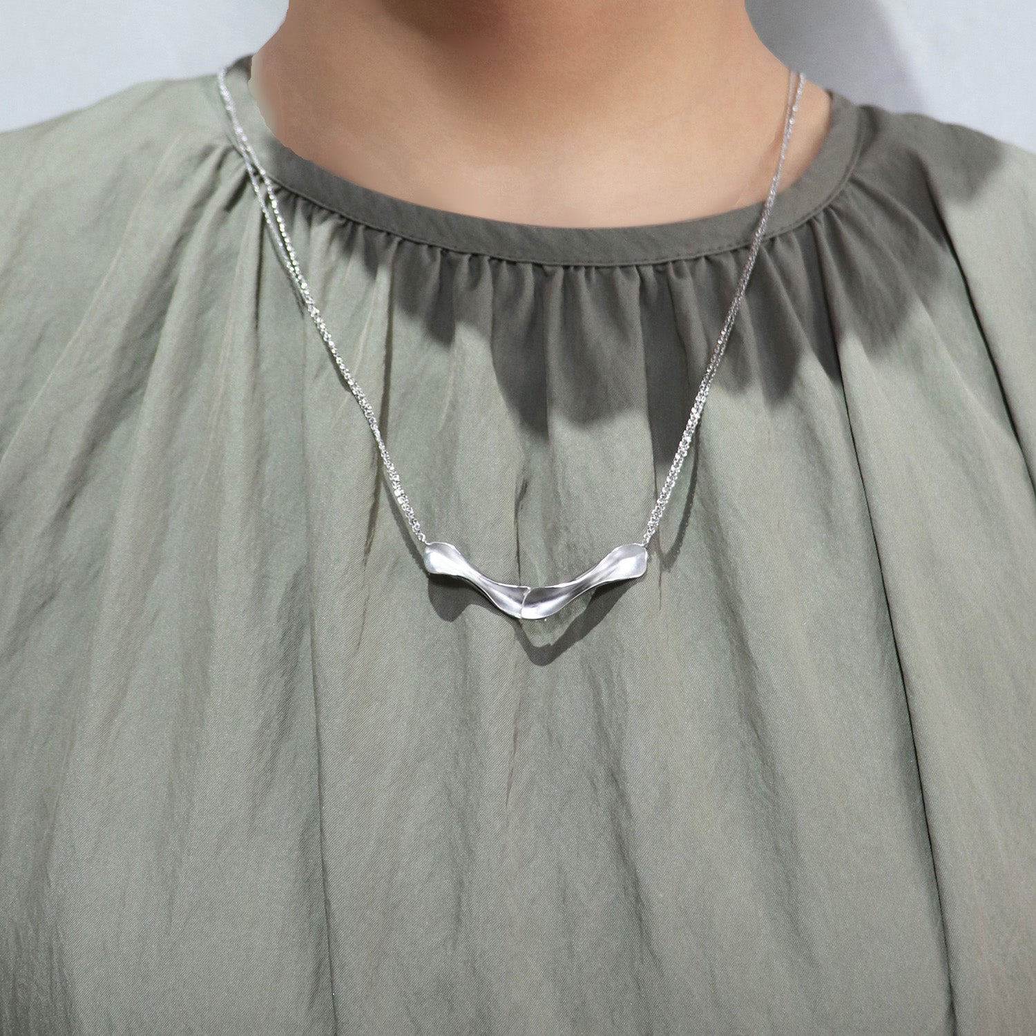 SV925 光沢の揺らぎ ネックレス|GSV8011WH