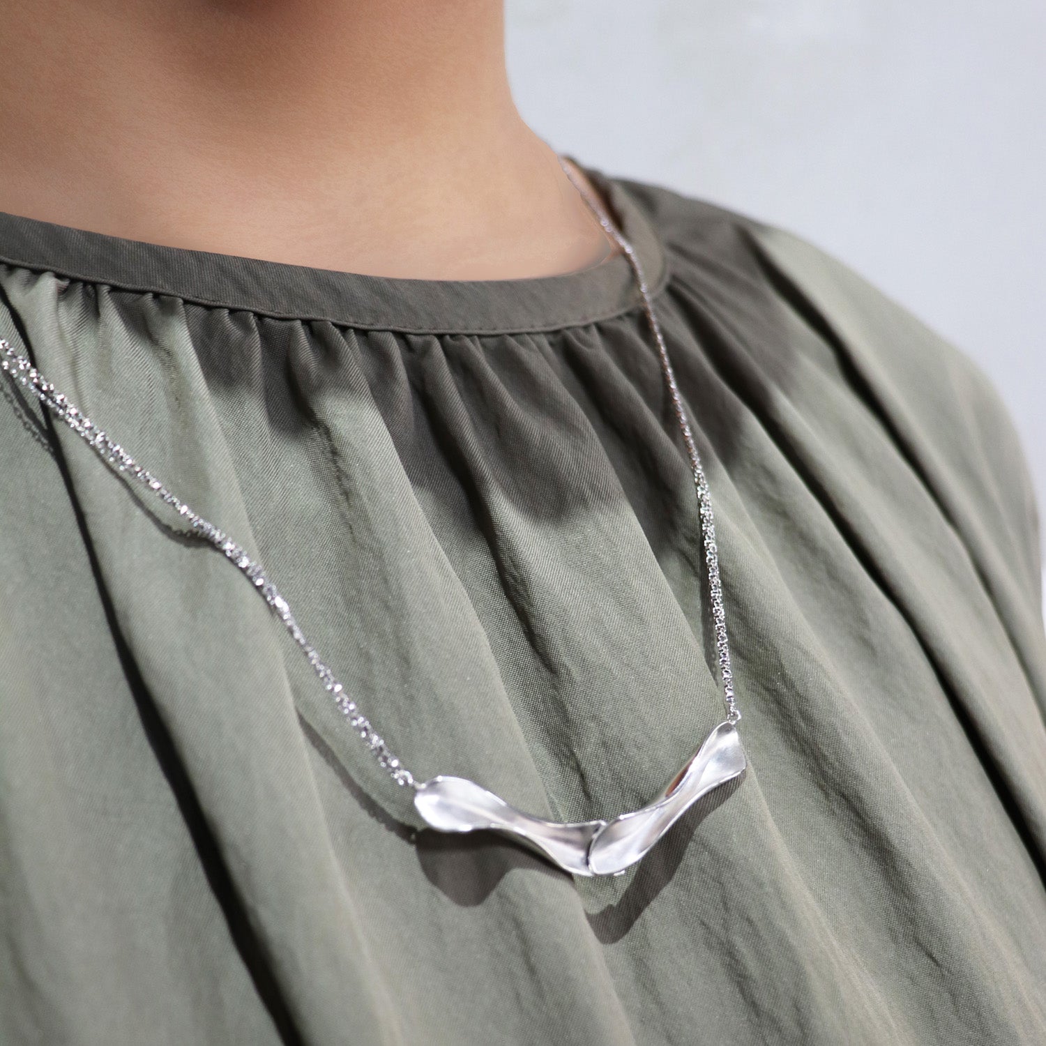 SV925 光沢の揺らぎ ネックレス|GSV8011WH