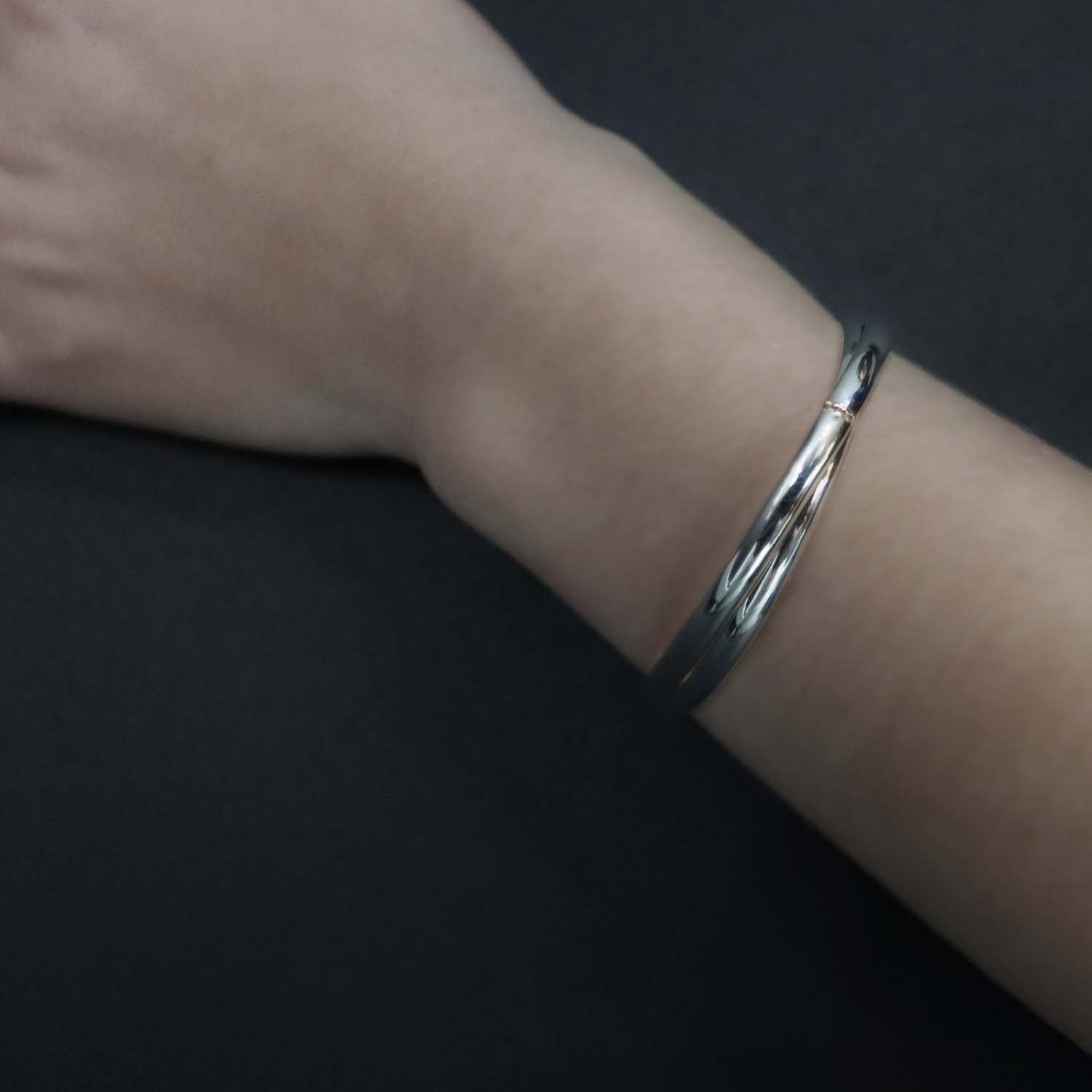 SV925/K10 軸をなぞる バングル|GSVK3003