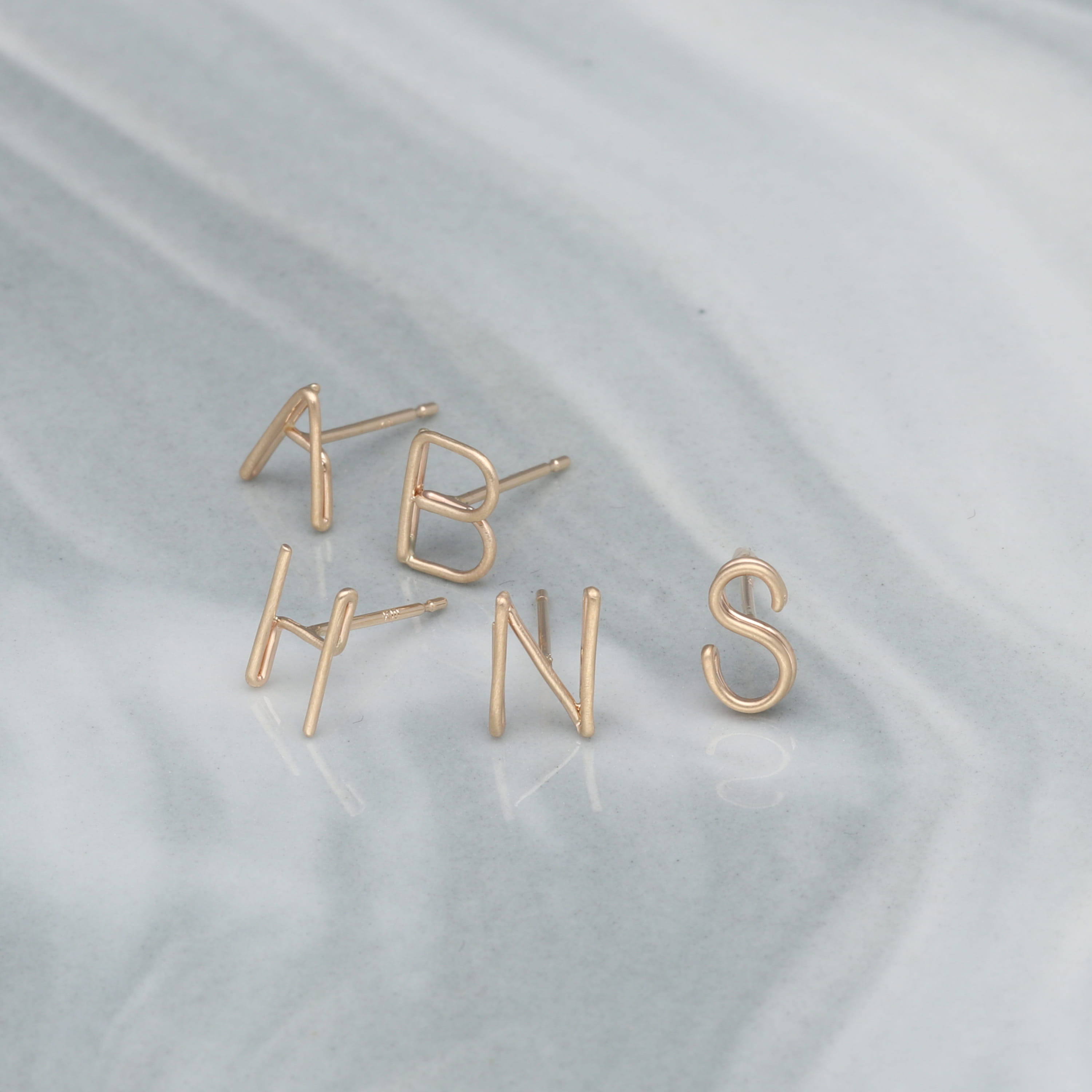 K10  イニシャル  ピアス｜GD-3143A～Z