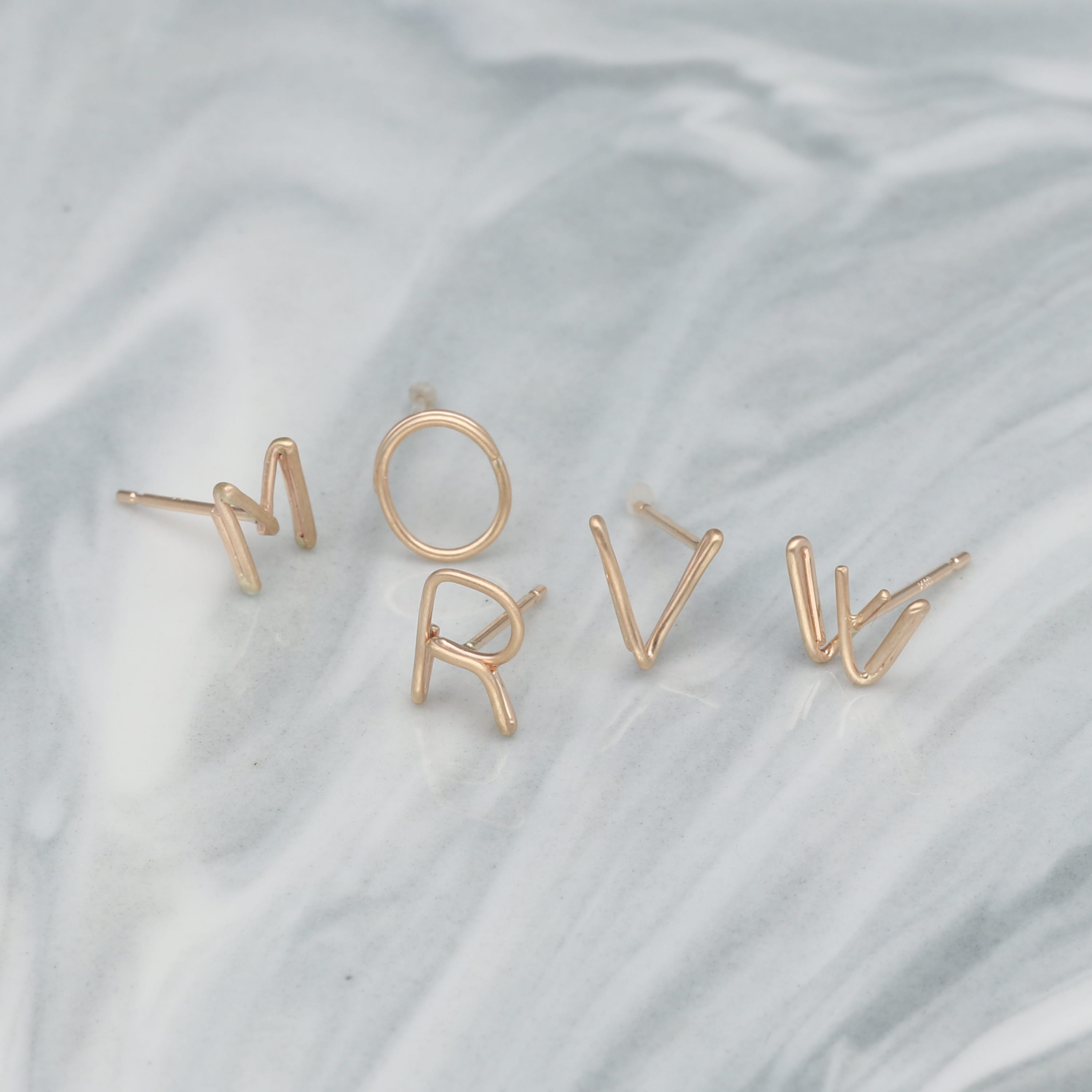 K10  イニシャル  ピアス｜GD-3143A～Z